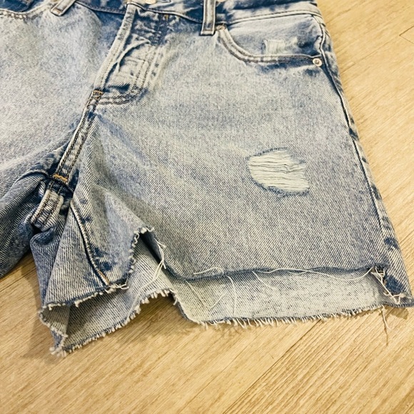 NWOT Express Boyfriend MIDI Blue Jean Shorts with Relaxed Fit and Frayed Hem - Picture 5 of 10